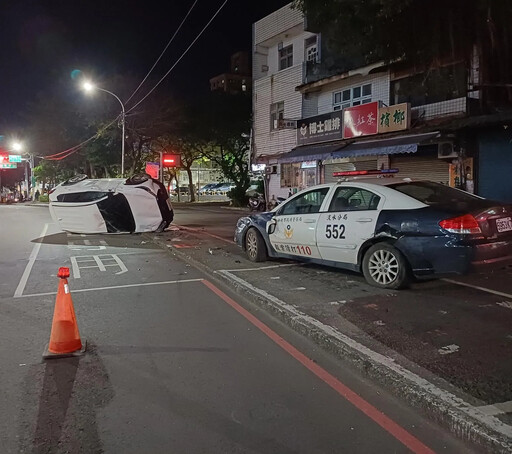 影/淡水驚悚車禍！ 男疑毒駕「撞派出所前警車後翻覆」