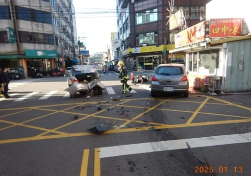 台中鬧區4車追撞！3人等紅燈遭波及 肇事男肝臟裂陷昏迷