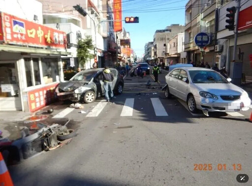 台中鬧區4車追撞！3人等紅燈遭波及 肇事男肝臟裂陷昏迷