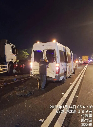 影/近距離直擊破碎現場！ 國1路竹11車撞爛「零件舖滿路面」