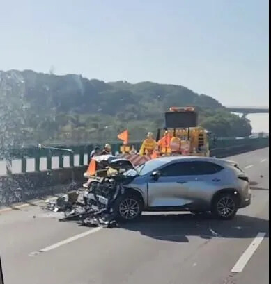 影/國3嚴重車禍！休旅撞緩撞車「車頭全毀」傷亡不明