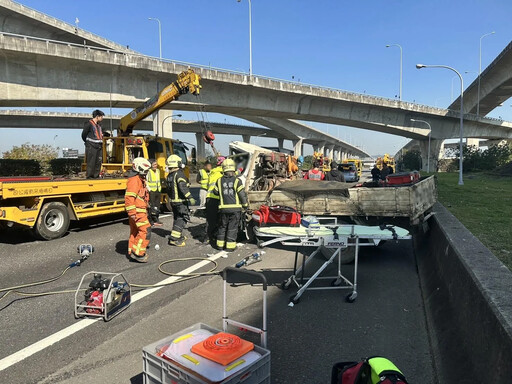 國1機場段車禍！小貨車高速追撞2車 駕駛大腿骨折受困