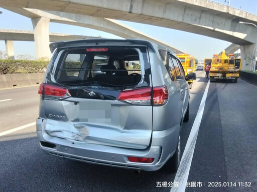 國1機場段車禍！小貨車高速追撞2車 駕駛大腿骨折受困