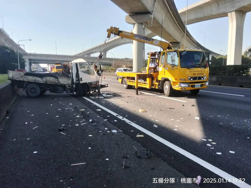 國1機場段車禍！小貨車高速追撞2車 駕駛大腿骨折受困