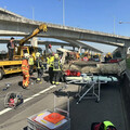 國1機場段車禍！小貨車高速追撞2車 駕駛大腿骨折受困