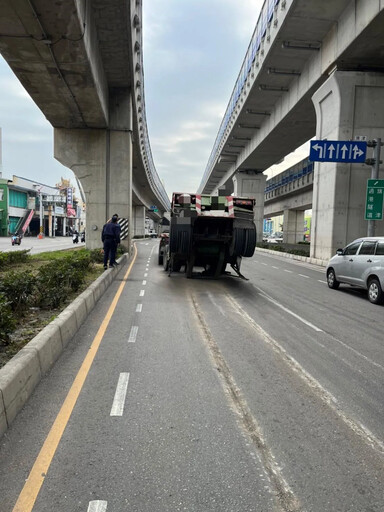 影/鐵圈壓垮驚險畫面！高雄拖板車「翹後輪」動彈不得