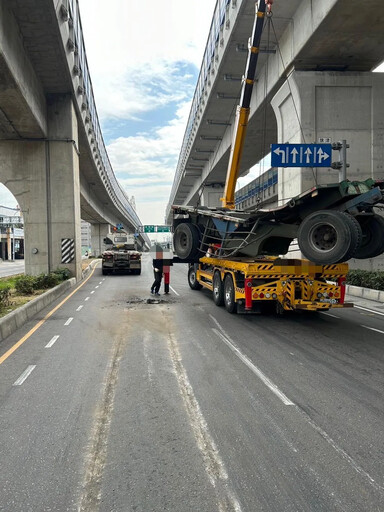 影/鐵圈壓垮驚險畫面！高雄拖板車「翹後輪」動彈不得