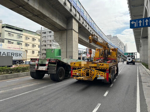 影/鐵圈壓垮驚險畫面！高雄拖板車「翹後輪」動彈不得