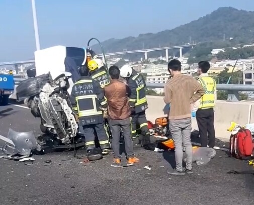 恐怖！女駕駛國4失控自撞分隔島 轎車側翻零件四散