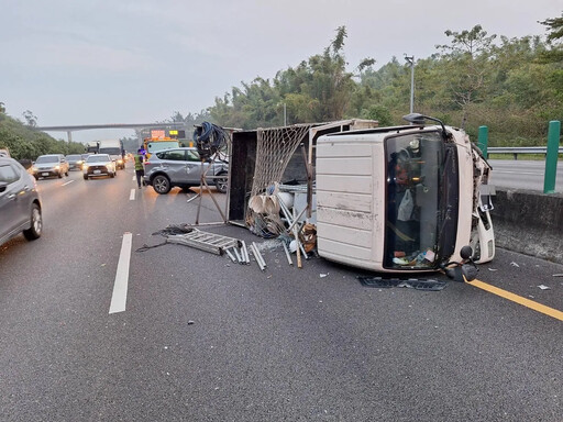 疑閃貓險奪命！小貨車國3田寮段猛撞轎車側翻 1人送醫