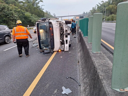 疑閃貓險奪命！小貨車國3田寮段猛撞轎車側翻 1人送醫