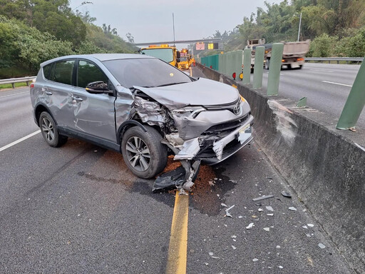 疑閃貓險奪命！小貨車國3田寮段猛撞轎車側翻 1人送醫