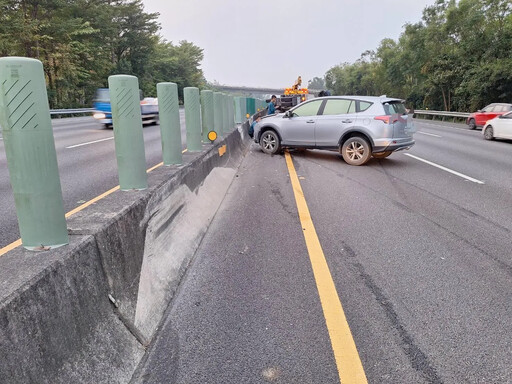 疑閃貓險奪命！小貨車國3田寮段猛撞轎車側翻 1人送醫