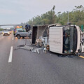 疑閃貓險奪命！小貨車國3田寮段猛撞轎車側翻 1人送醫