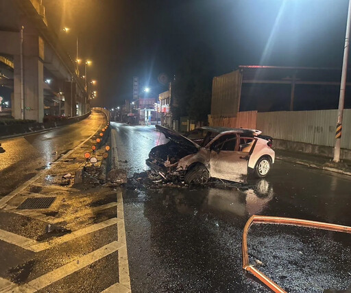 影/酒駕釀禍！蘆洲夜半自撞匝道護欄起火 泥醉熟女駕駛送辦