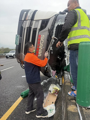 影/近距離搶救畫面直擊！國3竹山段嚴重車禍 駕駛慘夾車頭