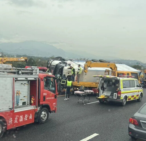 影/近距離搶救畫面直擊！國3竹山段嚴重車禍 駕駛慘夾車頭