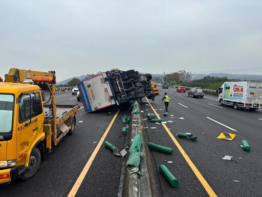 影/近距離搶救畫面直擊！國3竹山段嚴重車禍 駕駛慘夾車頭