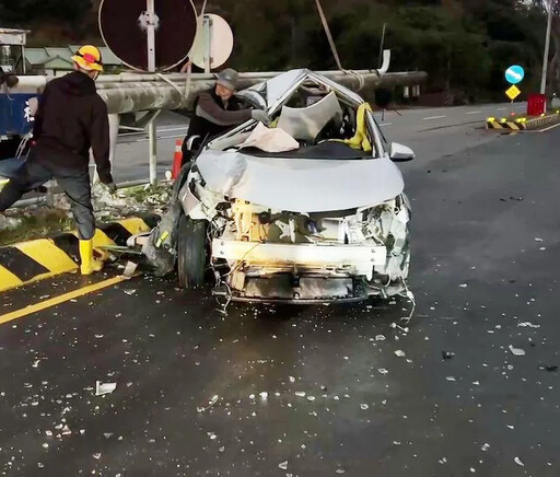 影/事發原因？苗栗車撞斷電桿衝分隔島 疑3屁孩打鬧釀禍