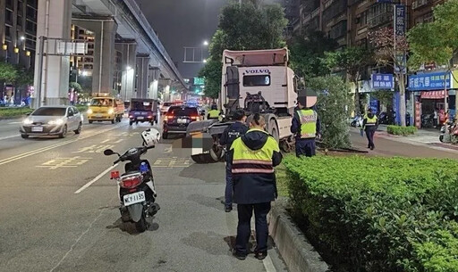 影/新北嚴重車禍！曳引車頭衝上分隔島 撞爛變電箱路樹斷