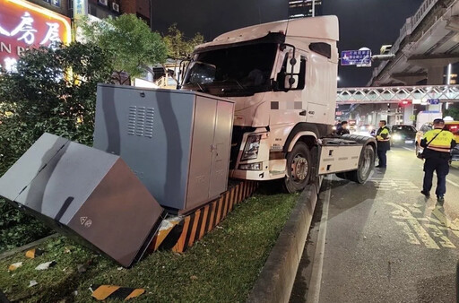 影/新北嚴重車禍！曳引車頭衝上分隔島 撞爛變電箱路樹斷