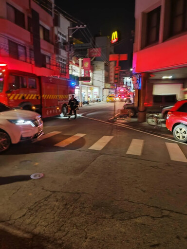 台中沙鹿深夜爆民宅火警！二樓濃煙持續竄出 消防全力搶救中