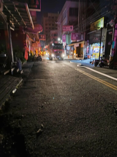 台中沙鹿深夜爆民宅火警！二樓濃煙持續竄出 消防全力搶救中