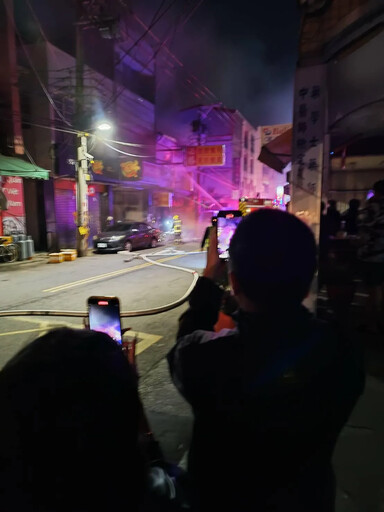 台中沙鹿深夜爆民宅火警！二樓濃煙持續竄出 消防全力搶救中