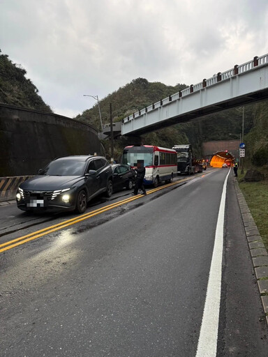 影/慘烈鋼鐵車龍直擊！龍洞隧道口「4車追撞」2傷送醫