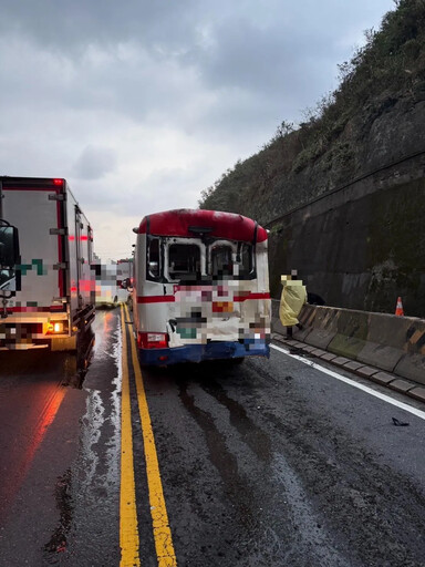 影/慘烈鋼鐵車龍直擊！龍洞隧道口「4車追撞」2傷送醫