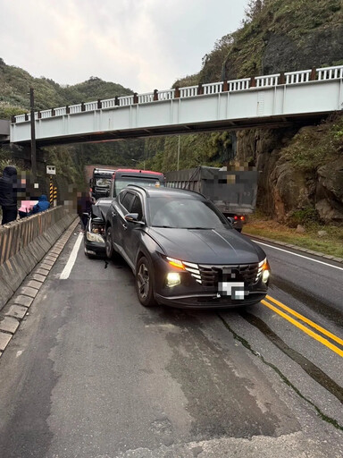 影/慘烈鋼鐵車龍直擊！龍洞隧道口「4車追撞」2傷送醫