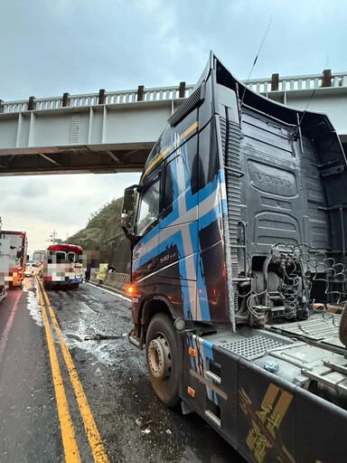 影/慘烈鋼鐵車龍直擊！龍洞隧道口「4車追撞」2傷送醫