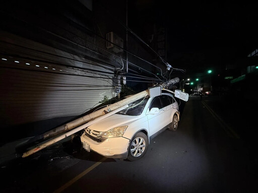 又是酒駕釀禍！苗栗男開車撞斷電桿 路燈插入騎樓全毀