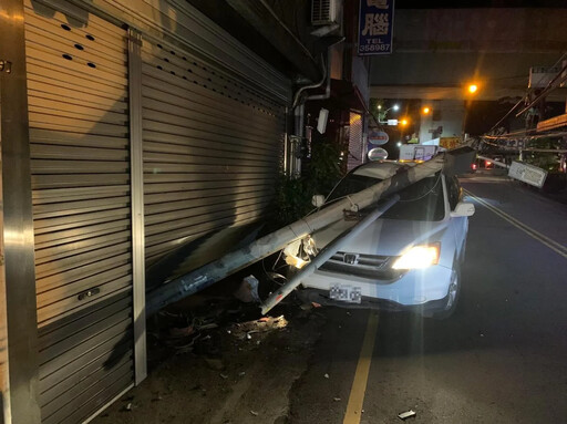 又是酒駕釀禍！苗栗男開車撞斷電桿 路燈插入騎樓全毀