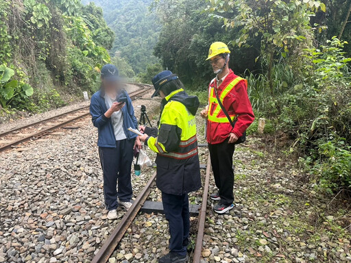 又有女遊客違規闖阿里山鐵軌被抓包 最高恐遭罰5萬