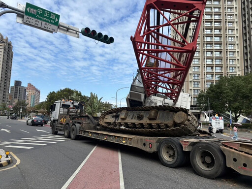 影/驚險瞬間曝光！新北聯結車載大型吊車突「整輛掉下」