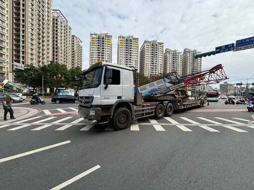 影/驚險瞬間曝光！新北聯結車載大型吊車突「整輛掉下」