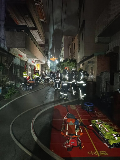 影/年夜飯桌上悲慘少2人！台中民宅大火 阿公、孫子送醫不治