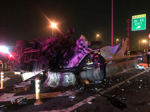 影/國道重大車禍！國10西向「大貨車全毀、駕駛卡半空」