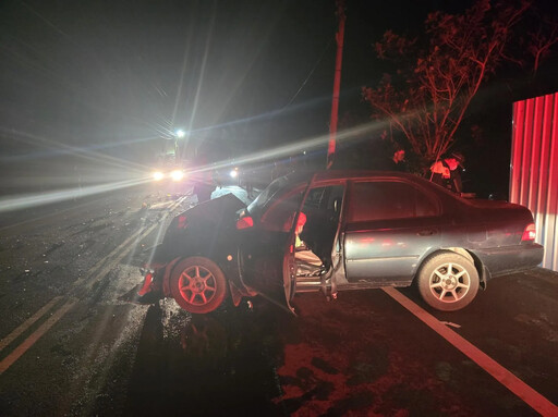 影/酒測值0.64！苗栗男酒駕衝對向撞車 栽入草叢車頭毀