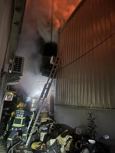 影/目睹至親喪命！沙鹿惡火祖孫身亡 嬤屋外跪地喊救命