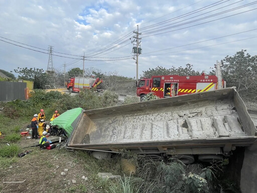 屏東又爆死亡事故！2砂石車會車擦撞 「1車衝落堤防」駕駛慘死