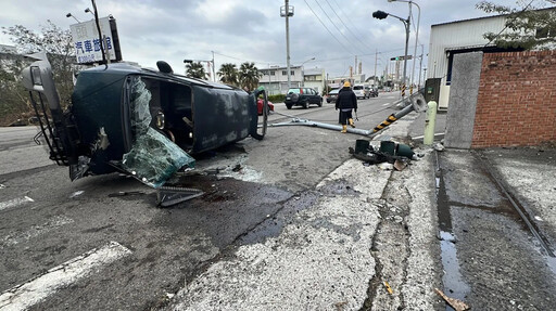 影/奪命瞬間直擊！苗栗廂型車撞斷號誌桿翻覆 駕駛夾車內不治