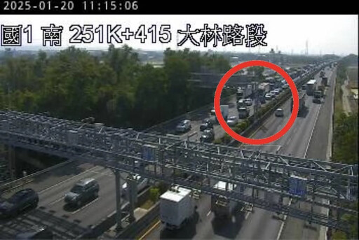 國1北向大林段「4大小車撞一團」 車禍佔據內車道