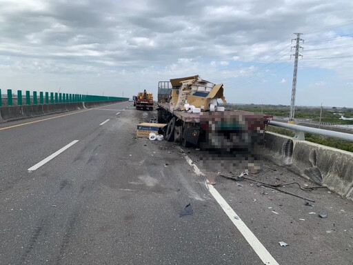 影/學甲台84拖板車遭砂石車猛撞 60歲男噴落20米深橋亡