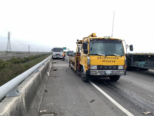 影/學甲台84拖板車遭砂石車猛撞 60歲男噴落20米深橋亡