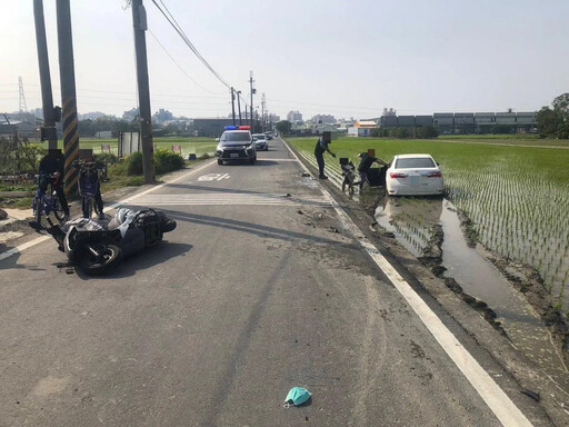 慘烈現場曝！大寮轎車撞機車「栽進田」7旬公嬤送醫