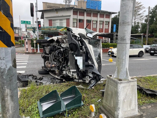 廂型車自撞騰飛翻覆！號誌燈慘遭擊落 花蓮父子受困送醫