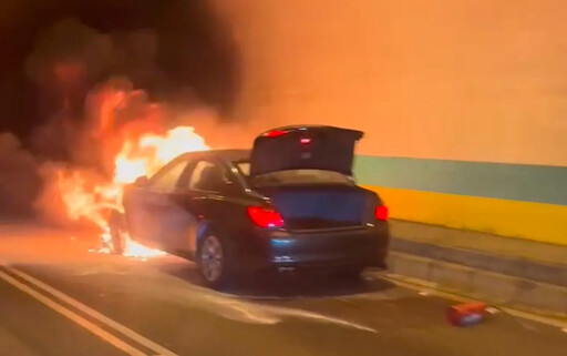 恐怖影像曝！國3中和隧道車輛陷火海 「隧道裡都是煙」