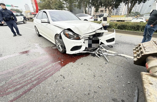 嚇歪！賓士駕駛撿手機直撞拖板車 紅色冷卻液流滿地